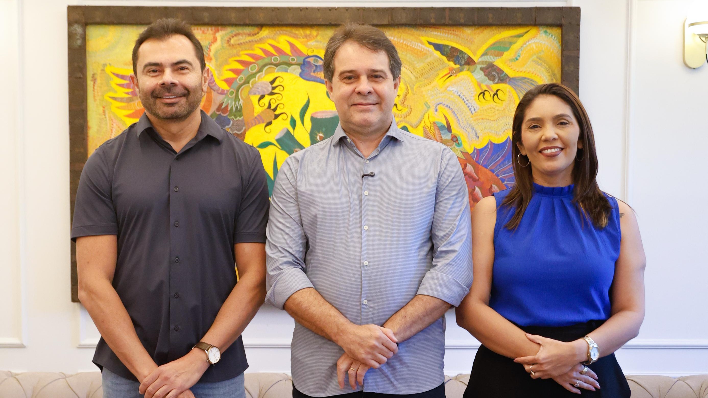 idilvan e evandro posam para a foto no gabinete